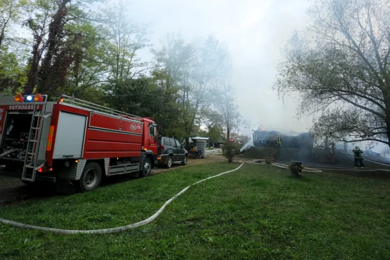Požar je u potpunosti uništio kuću na ekogospodarstvu Orlov put u Bilju. To je bila prva drvena ekokuća u Hrvatskoj građena od trupaca crnog bora i prekrivena baranjskom trskom.