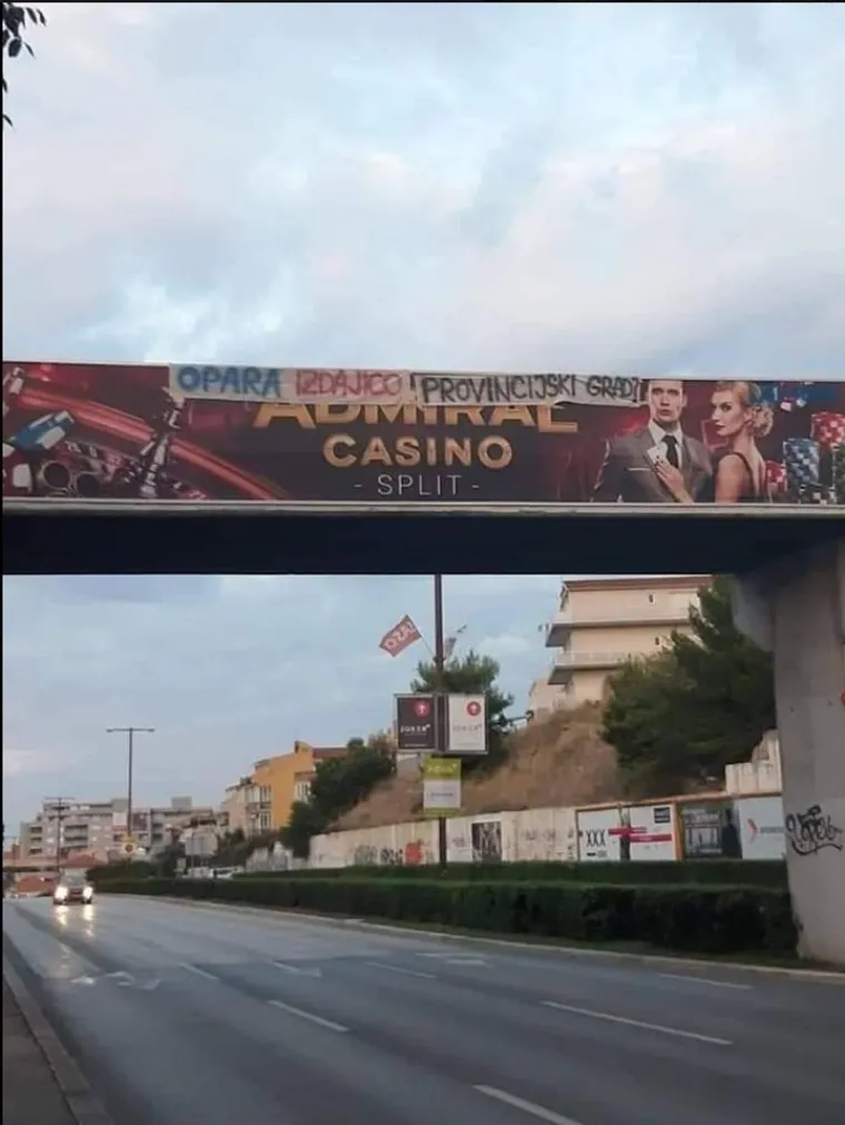 [FOTO] TRANSPARENTI KOJE JE POLICIJA EKSPRESNO UKLONILA PRIČAJU DRUGU STRANU PRIČE: 'Mukte karte podobnima, đava je straj...'
