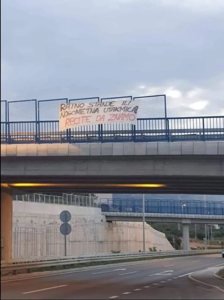 [FOTO] TRANSPARENTI KOJE JE POLICIJA EKSPRESNO UKLONILA PRIČAJU DRUGU STRANU PRIČE: 'Mukte karte podobnima, đava je straj...'