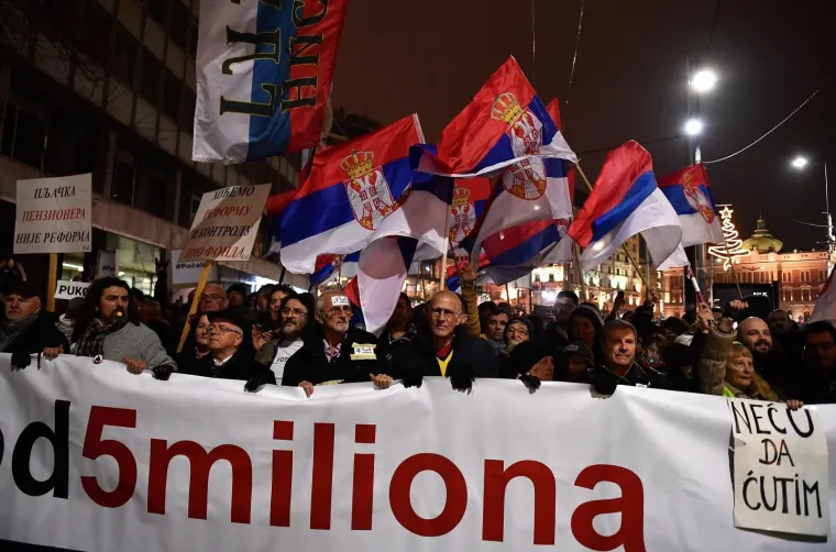 Prosvjedna šetnja pod sloganom "Jedan od pet miliona" počela je na platou ispred Filozofskog fakulteta u Beogradu. Ovim prosvjedom traži se smjena ministra unutrašnjih poslova Nebojše Stefanovića. Prosvjednici su potom krenuli u šetnju centralnim beogradskim ulicama.