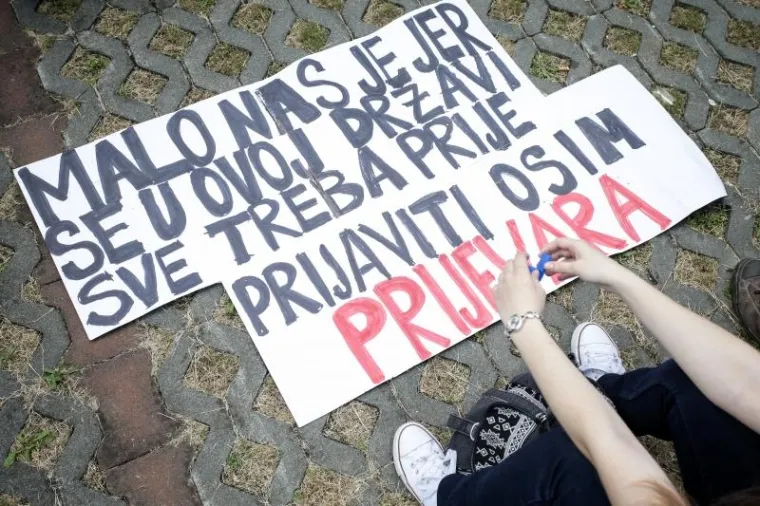 PROSVJED STUDENATA ISPRED MINISTARSTVA: Ljuti zbog državnih stupendija