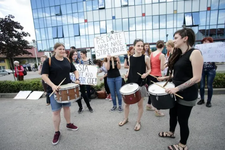 PROSVJED STUDENATA ISPRED MINISTARSTVA: Ljuti zbog državnih stupendija