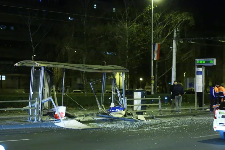 TOTALNI KAOS NA VUKOVARSKOJ: BMW-om se zaletio u tramvajsku stanicu, raznio je na komadiće