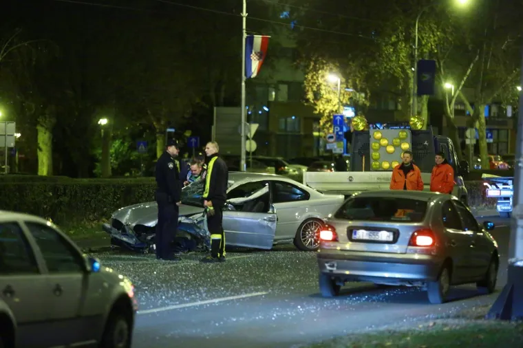 TOTALNI KAOS NA VUKOVARSKOJ: BMW-om se zaletio u tramvajsku stanicu, raznio je na komadiće