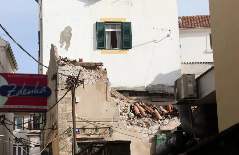 U centru Šibenika urušila se kuća, dio završio u susjednom kafiću
