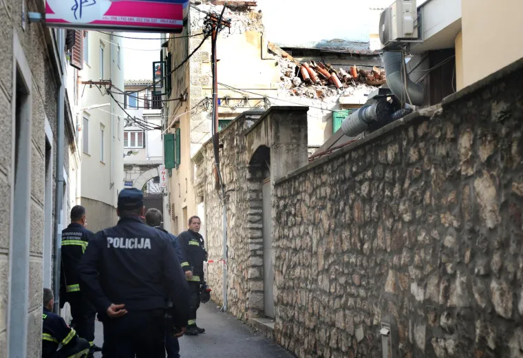 U centru Šibenika urušila se kuća, dio završio u susjednom kafiću