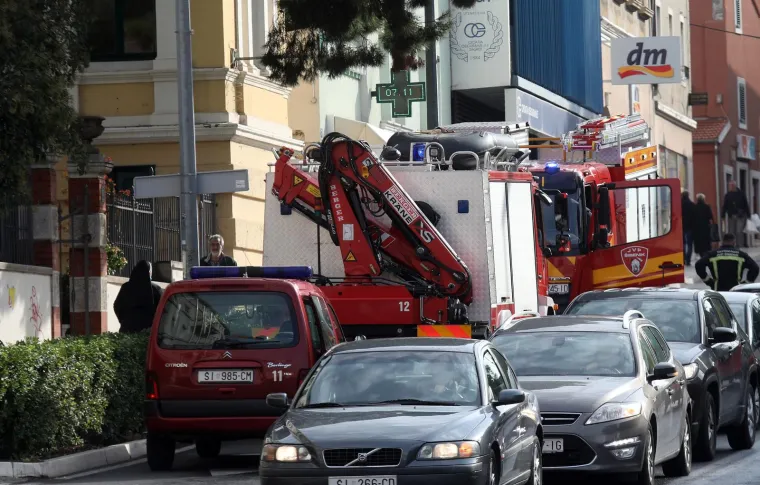 U centru Šibenika urušila se kuća, dio završio u susjednom kafiću