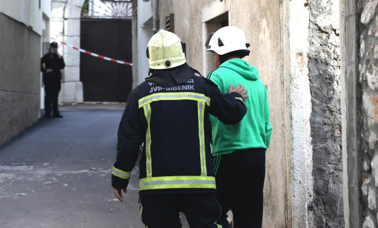 U centru Šibenika urušila se kuća, dio završio u susjednom kafiću