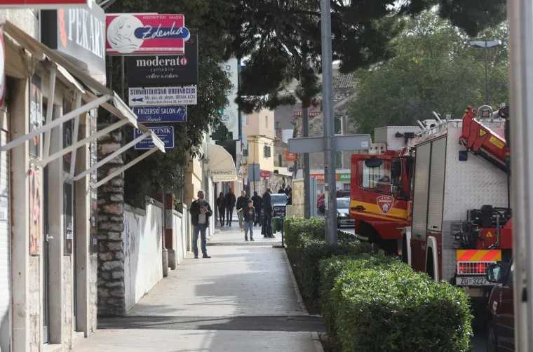 U centru Šibenika urušila se kuća, dio završio u susjednom kafiću