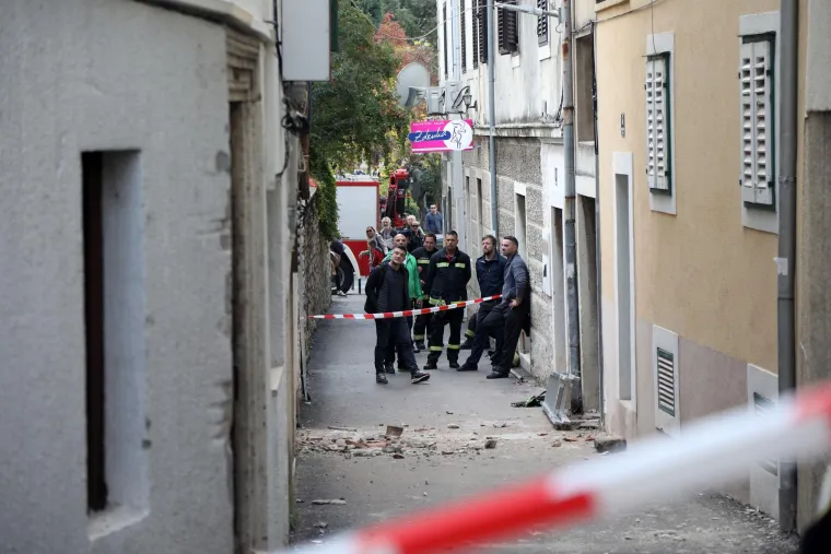 U centru Šibenika urušila se kuća, dio završio u susjednom kafiću