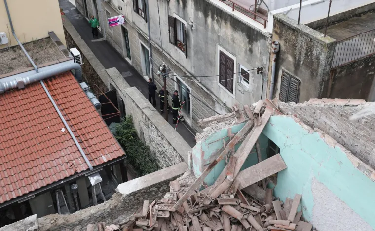 U centru Šibenika urušila se kuća, dio završio u susjednom kafiću