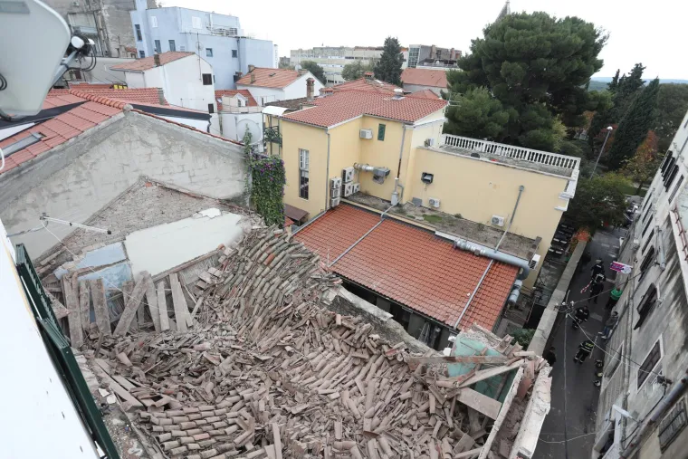 U centru Šibenika urušila se kuća, dio završio u susjednom kafiću