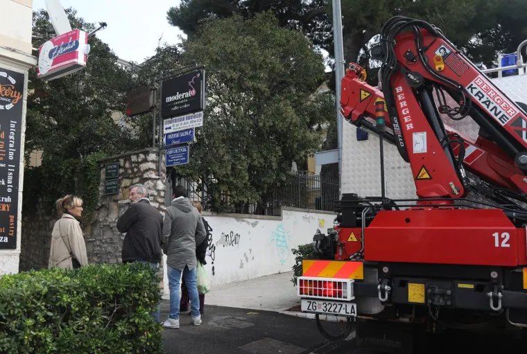 U centru Šibenika urušila se kuća, dio završio u susjednom kafiću