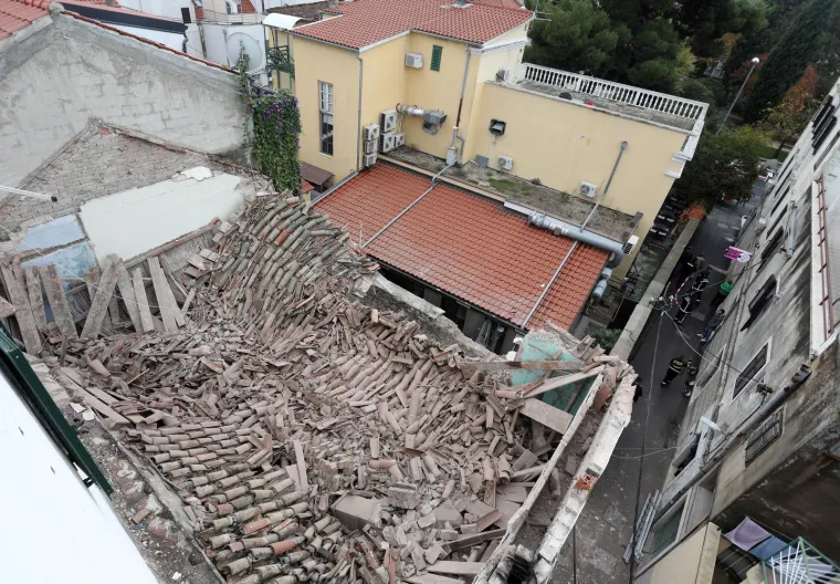 U centru Šibenika urušila se kuća, dio završio u susjednom kafiću