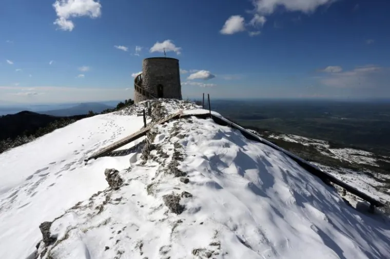 ZIMSKA IDILA NA UČKI: Snježni prekrivač prekrio vrh planine s koje se prostire pogled na Primorje i Istru