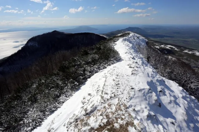 ZIMSKA IDILA NA UČKI: Snježni prekrivač prekrio vrh planine s koje se prostire pogled na Primorje i Istru