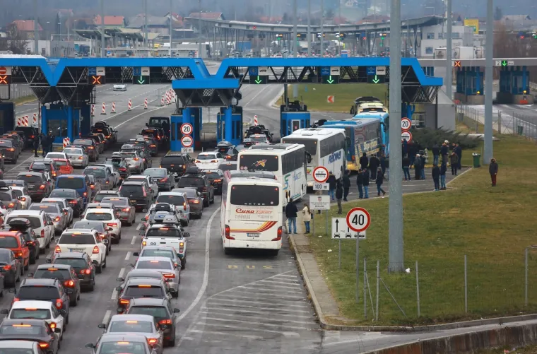 HRVATI KRENULI NA SKIJANJE: Pogledajte kolone na graničnom prijelazu Bregana