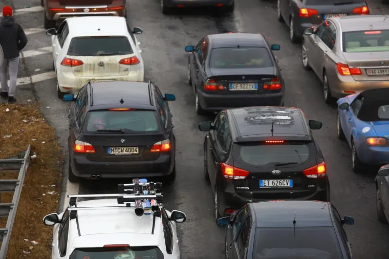 HRVATI KRENULI NA SKIJANJE: Pogledajte kolone na graničnom prijelazu Bregana