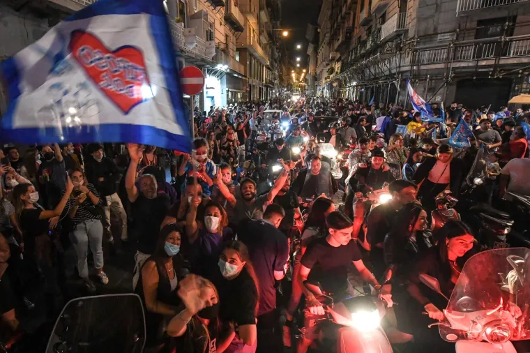 U Napulju je vladala prava ludnica. Vatreni ultrasi Napolija, koji spadaju u red najboljih i najžešćih u Italiji, na ulicama svog lučkog grada kreirali su pravi šou. Unatoč mjerama opreza zbog koronavirusa, slavlje se prebacilo na ulice Napulja gdje su ljudi vikali, skakali, trubili i palili baklje. Veselju i pjesmi nije bilo kraja.