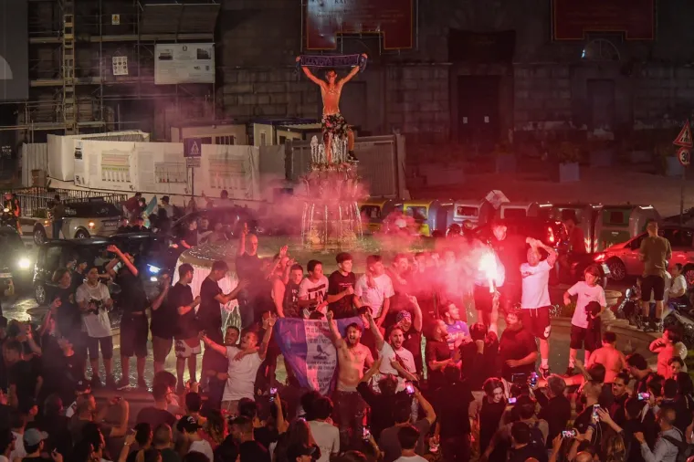 Bio je to pravi koronaparty i to nije dobro. No, teško je, gotovo nemoguće zaustaviti i primjeniti mjere opreza u takvim situacijama, osim da se zabrane javna okupljanja. A ona više u Italiji nisu zabranjena.