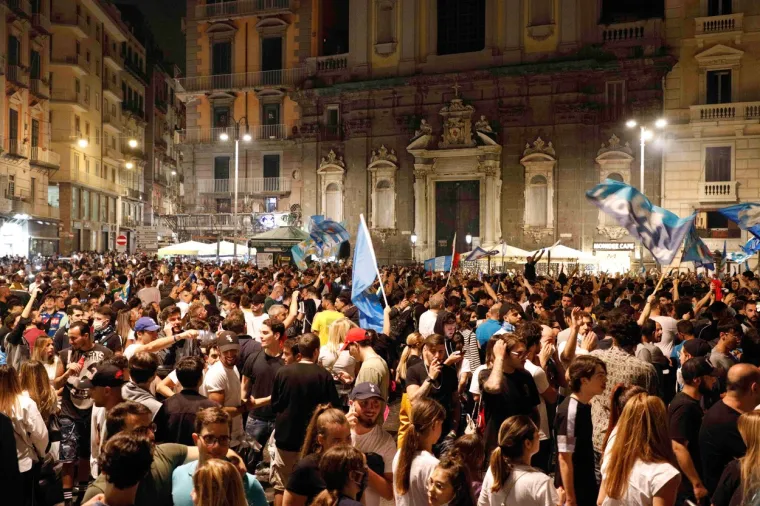 [FOTO] NAPULJ JE NOĆAS GORIO: Koronaparty u svom punom obujmu; No, nitko za to nije mario