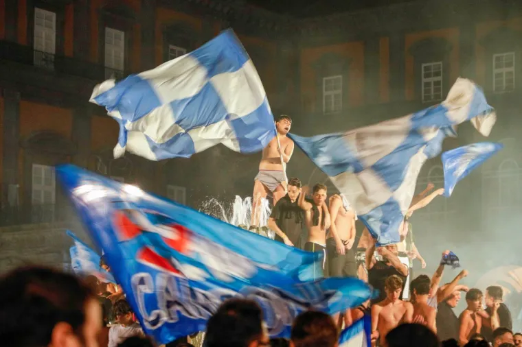 [FOTO] NAPULJ JE NOĆAS GORIO: Koronaparty u svom punom obujmu; No, nitko za to nije mario