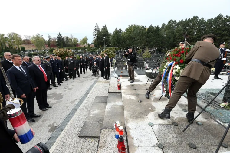 POLOŽENI VIJENCI NA MIROGOJU: Državni vrh odao počast poginulima za domovinu