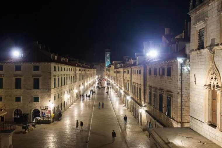 Dubrovnik se pridružio globalnoj inicijativi Sat za planet Zemlju WWF-a i na sat vremena isključio rasvjetu na sjevernoj i zapadnoj strani gradskih zidina. Međutim, za razliku od prijašnjih godina, svjetla na Stradunu ostala su upaljena.
