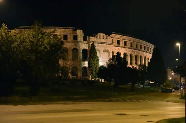 Od 20.30 do 21.30 na pulskoj areni ugašena su svjetla u sklopu akcije 'Sat za planet Zemlju'.