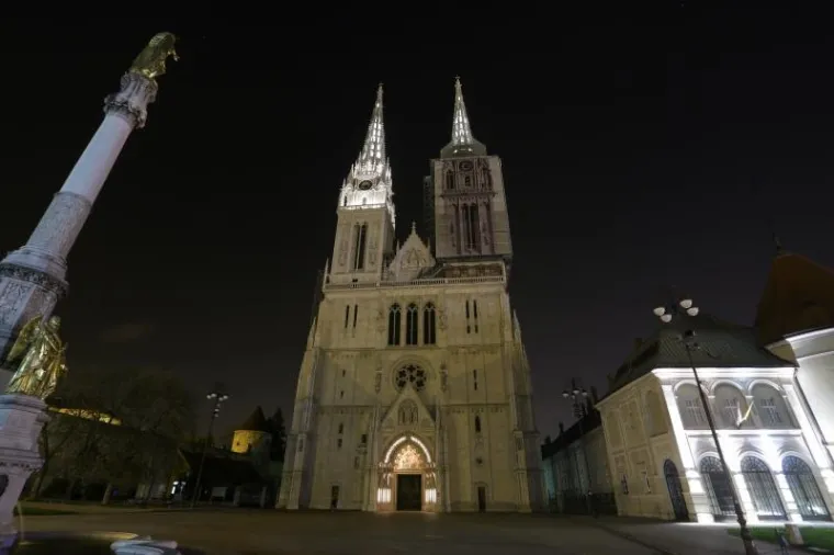 HRVATSKI GRADOVI U MRAKU: Gašenjem svjetala pridružili se globalnoj akciji 'Sat za planet Zemlju'
