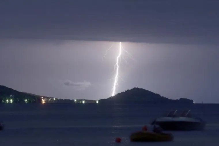 Zadarsko područje u noći na petak je pogodilo grmljavinsko nevrijeme.