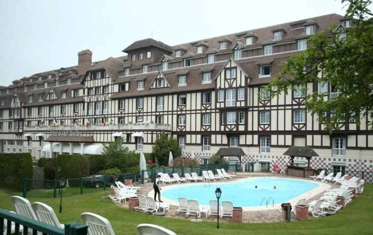 Kamp hrvatske nogometne reprezentacije tijekom skorašnjeg Eura u Francuskoj smješten je u hotelu Barriere du Golf u Deauvilleu. Pored hotela su i tereni na kojima će trenirati Vatreni.
