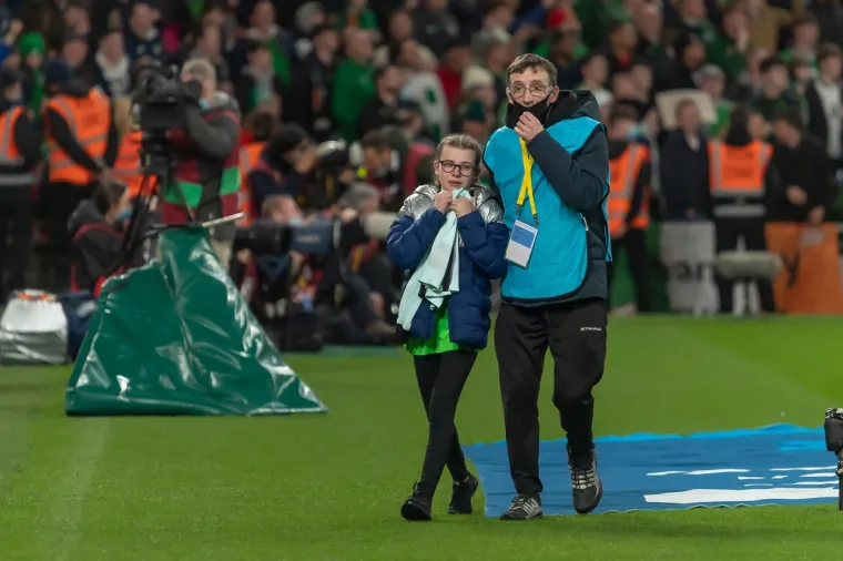 Žestoko kažnjena djevojčica koja je uletjela na teren i dotrčala do Cristiana Ronalda