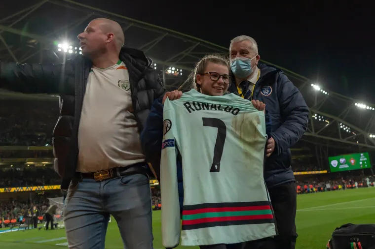 Žestoko kažnjena djevojčica koja je uletjela na teren i dotrčala do Cristiana Ronalda