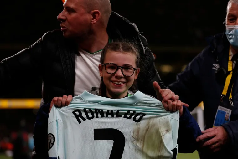 Žestoko kažnjena djevojčica koja je uletjela na teren i dotrčala do Cristiana Ronalda