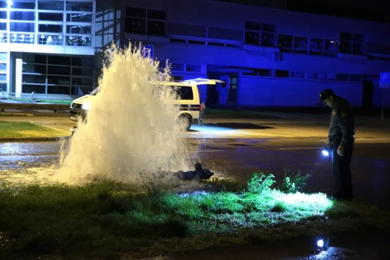 DRAMA NA CESTI: Zbog prometne nesreće Poljanice pod vodom, automobili vozili kroz vodu