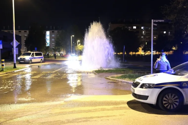 DRAMA NA CESTI: Zbog prometne nesreće Poljanice pod vodom, automobili vozili kroz vodu