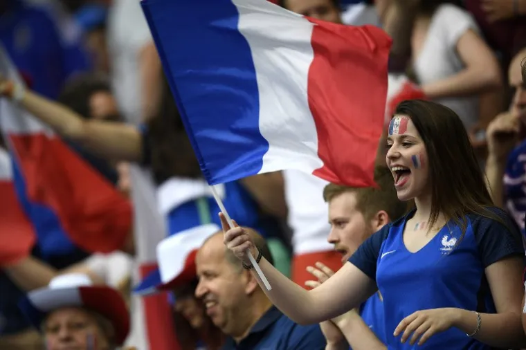 NAJLJEPŠI DIO EURA: Svi su gledali kako ove ljepotice zauzimaju svoja mjesta na Stade de Franceu
