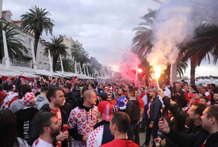 Tisuće navijača okupilo se na Rivi: Vatreno ludilo moglo je početi