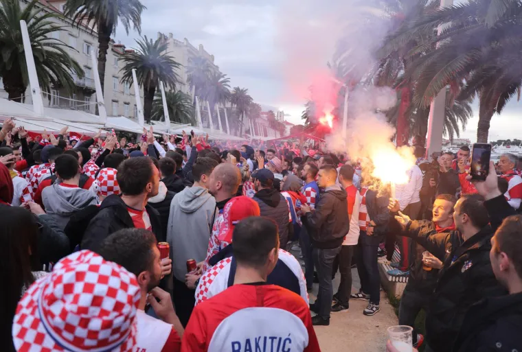 Tisuće navijača okupilo se na Rivi: Vatreno ludilo moglo je početi