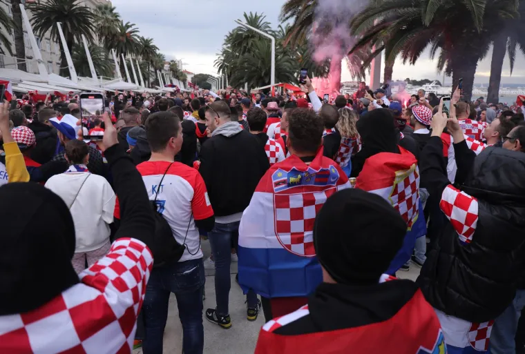 Tisuće navijača okupilo se na Rivi: Vatreno ludilo moglo je početi