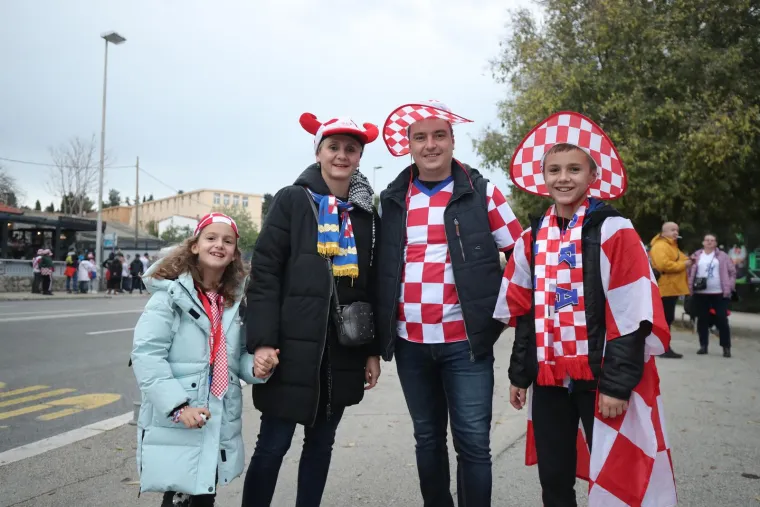 Zanosna brineta očarala mnoštvo: Svi se pitaju tko je ona?