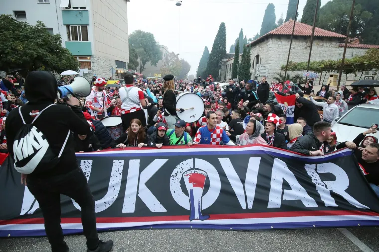 Prije kvalifikacijske utakmice za Svjetsko prvenstvo u Kataru između Hrvatske i Rusije organiziran je najveći hrvatski korteo u povijesti. Deset tisuća navijača sa splitske Rive stiglo je na Poljud gdje će od 15 sati bodriti Hrvatsku nogometnu reprezentaciju.