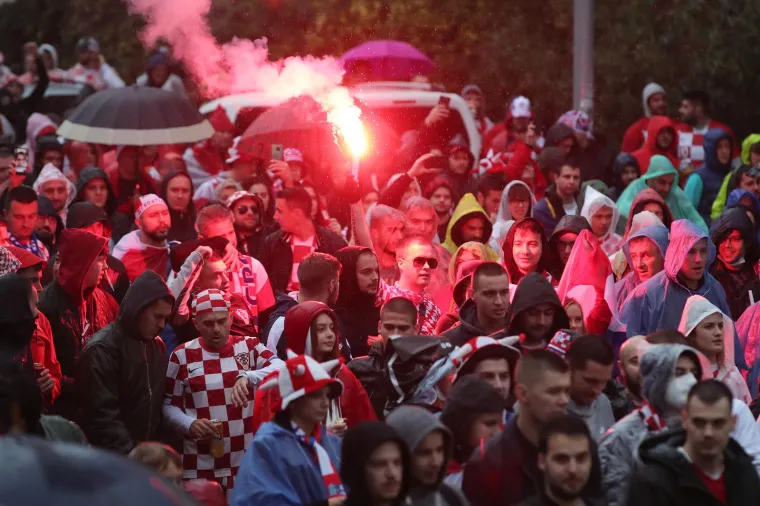 Prije kvalifikacijske utakmice za Svjetsko prvenstvo u Kataru između Hrvatske i Rusije organiziran je najveći hrvatski korteo u povijesti. Deset tisuća navijača sa splitske Rive stiglo je na Poljud gdje će od 15 sati bodriti Hrvatsku nogometnu reprezentaciju.