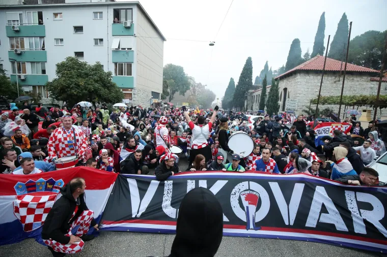 Prije kvalifikacijske utakmice za Svjetsko prvenstvo u Kataru između Hrvatske i Rusije organiziran je najveći hrvatski korteo u povijesti. Deset tisuća navijača sa splitske Rive stiglo je na Poljud gdje će od 15 sati bodriti Hrvatsku nogometnu reprezentaciju.
