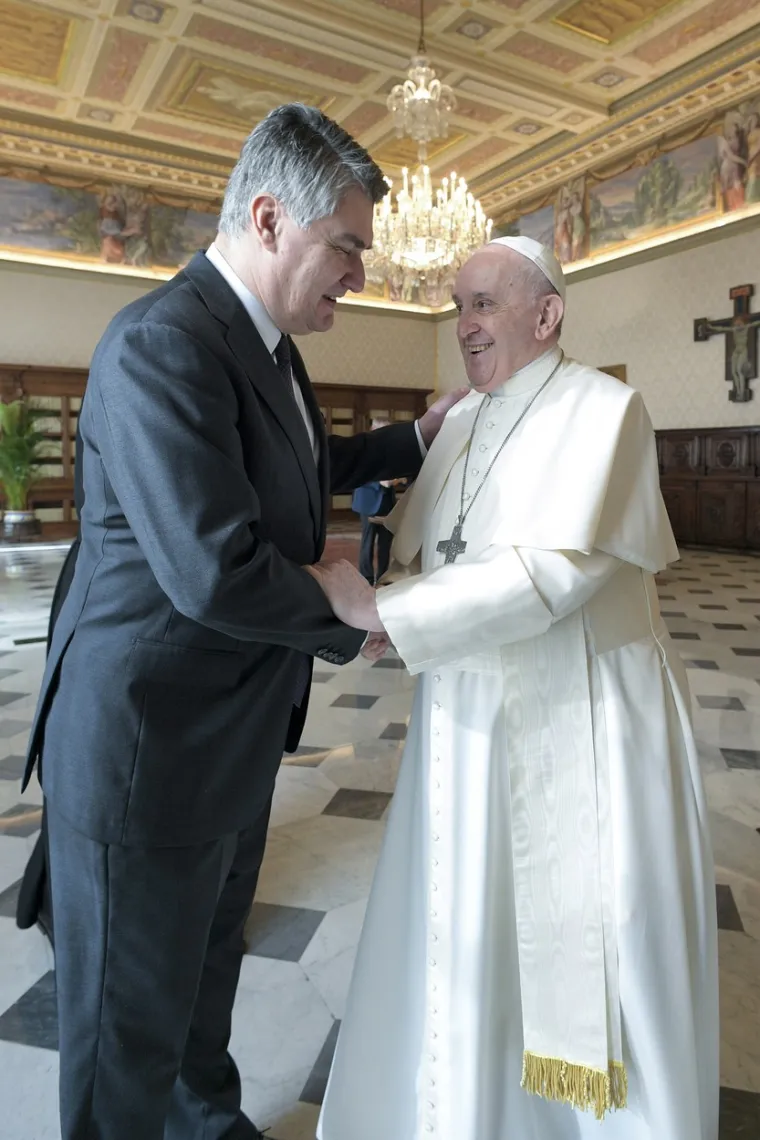 Milanović je rekao da je Papa pozvan u posjet Hrvatskoj. &quot;On ima i puno godina, nisam siguran da bi Papa nakon 80 godina trebao biti globetrotter, ali apsolutno je dobrodošao u Hrvatsku&quot;, rekao je Milanović. Upitan koju mu je poruku Papa uputio, Milanović je rekao da je neće dijeliti s javnošću, &quot;jer je previše intimna&quot;.