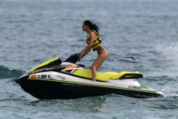 Bella Hadid nije od onih koje se na plaži samo 'roštiljaju': Zapravo je u ovom mikro bikiniju iznenađujuće živahna
