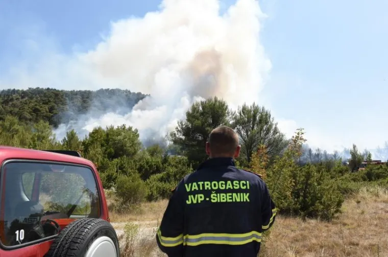 Na mjesto požara izašlo je desetak vozila i 40-ak vatrogasaca.