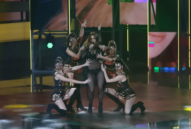 LIDIJA BAČIĆ MALO TOGA PREPUSTILA MAŠTI: U prozirnoj opravici krenula u pohod na Eurosong, ali nije uspjela