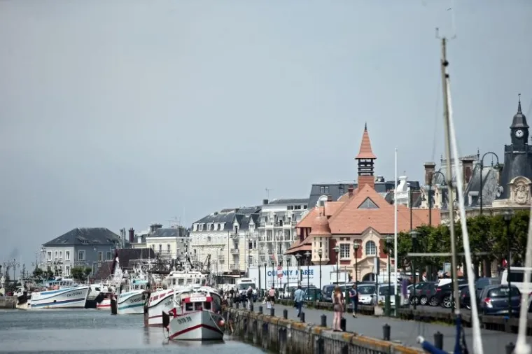 Deauville - turističko središte u Normandiji, inače popularno među bogatim turistima.  Hrvatska nogometna reprezentacija odabrala je ovaj gradić kao kamp za vrijeme Europskog prvenstva.